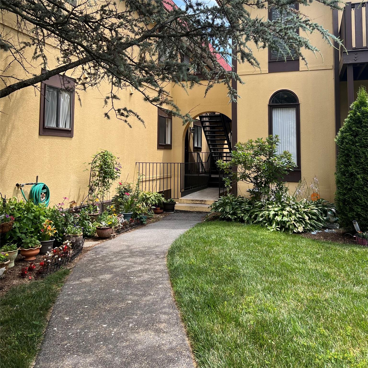 Granada Crescent, Commuters Dream! Conveniently located to downtown Wh...