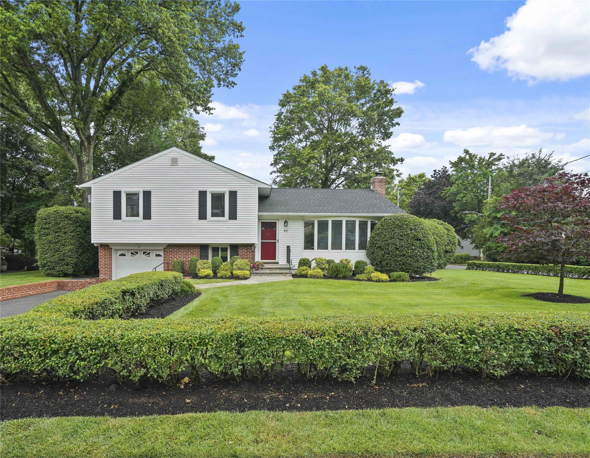 You Can't Beat This Location! Beautifully Updated Split-Level in Ardsl...