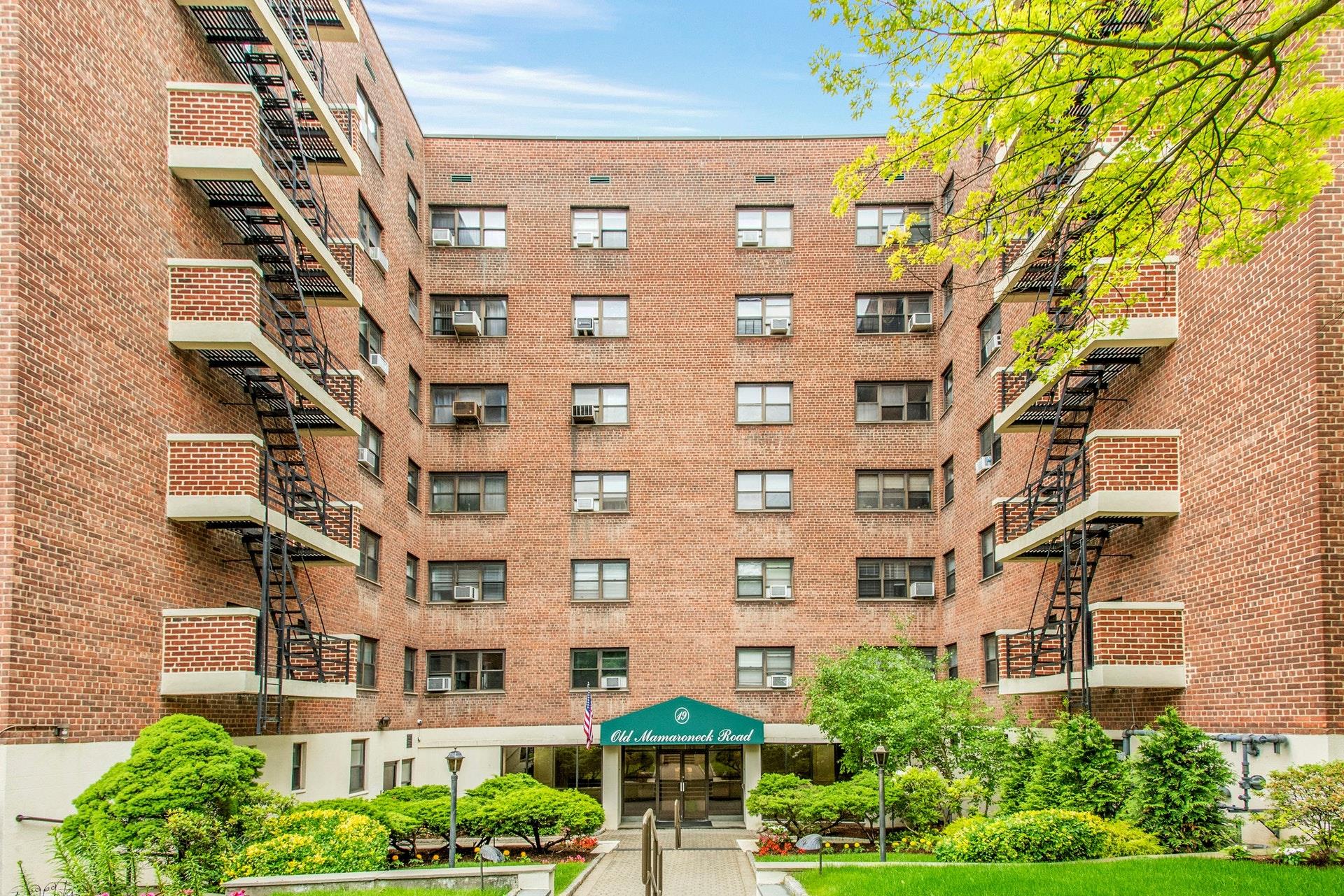 Welcome home to this two-bedroom PET FRIENDLY unit conveniently locate...