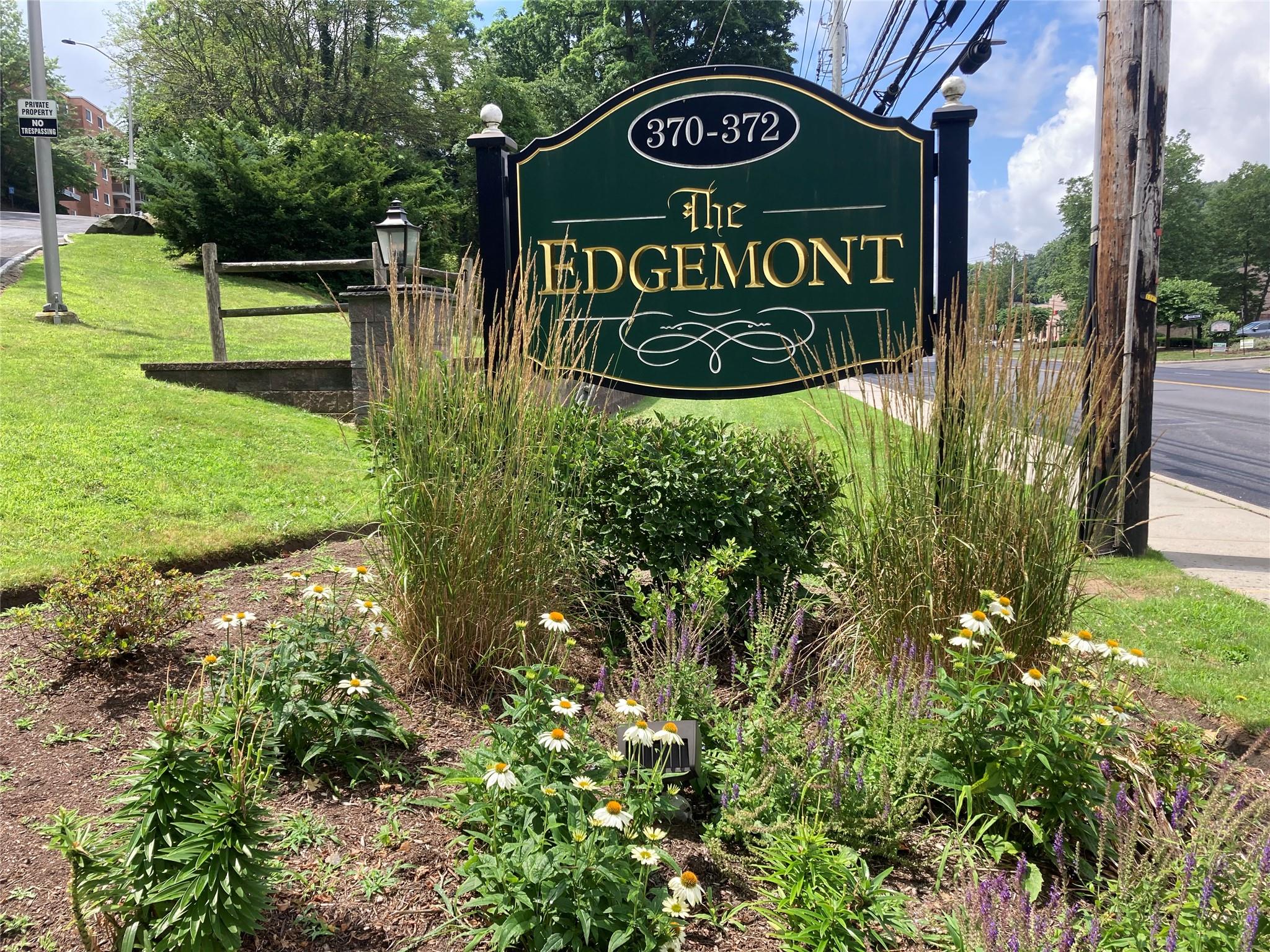 This very spacious co-op in the sought-after Edgemont school district...