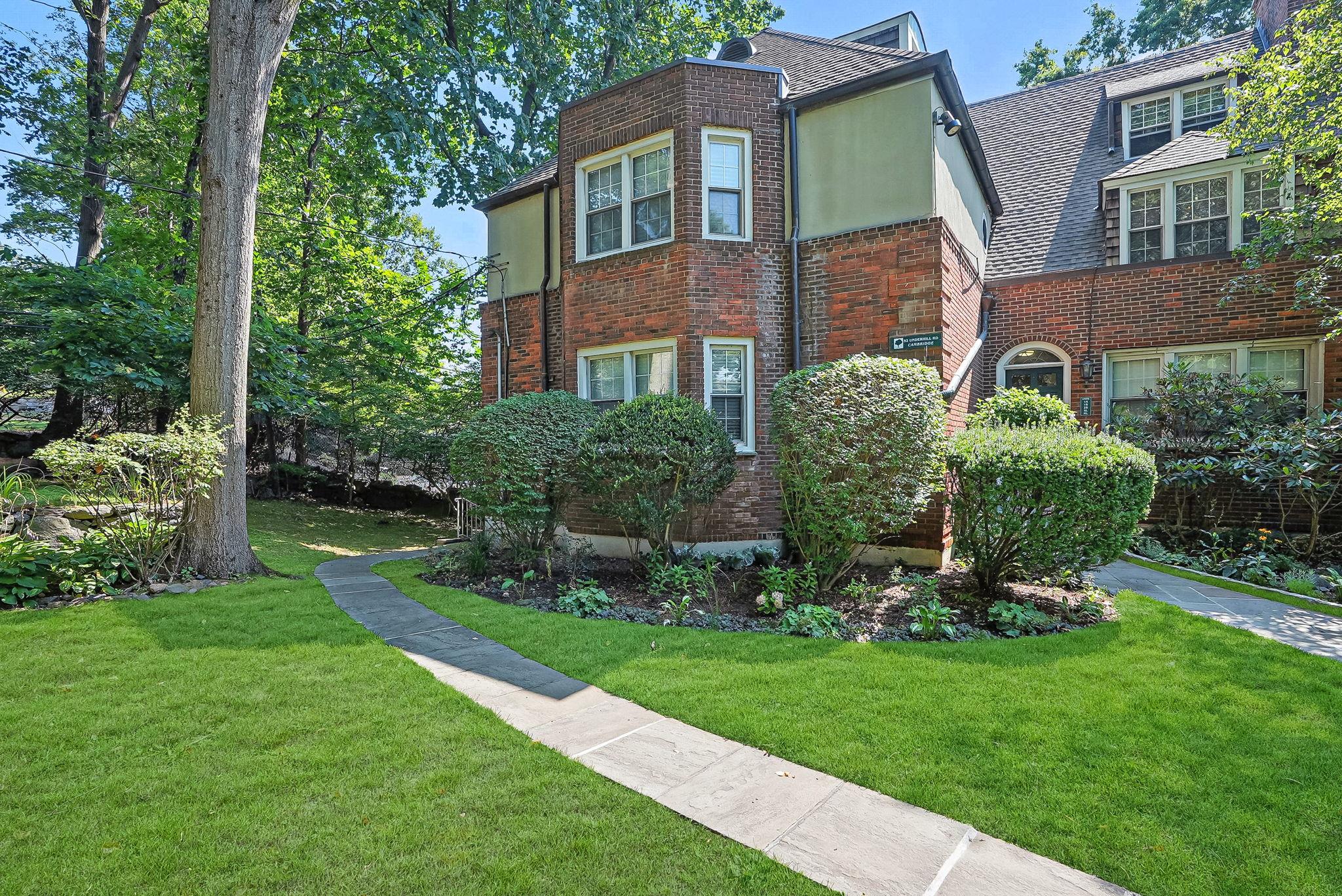 Welcome to garden apartment living in the heart of Edgemont. This brig...
