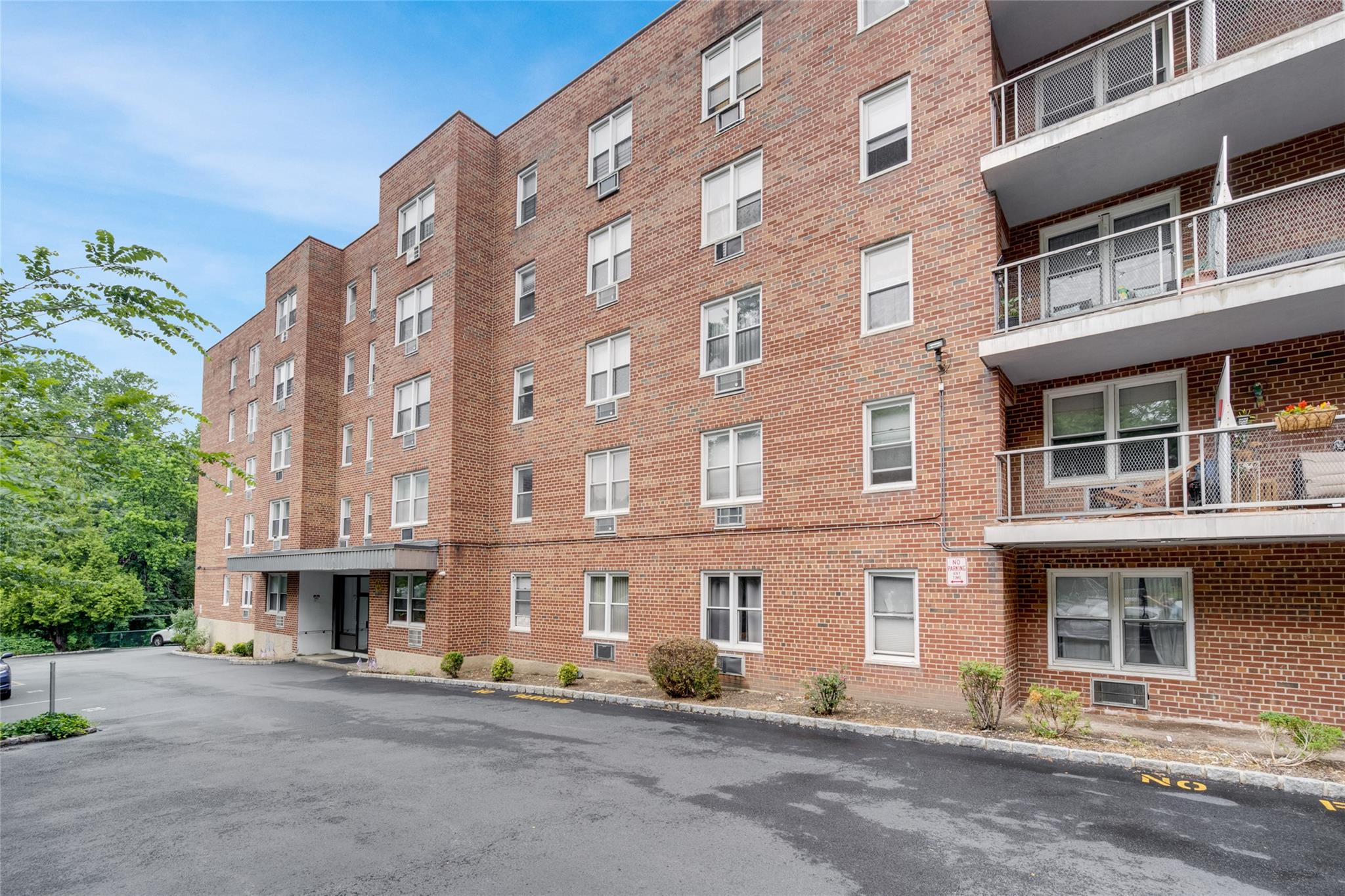 Welcome to this rarely available 1-bedroom condo in the desirable Dunw...
