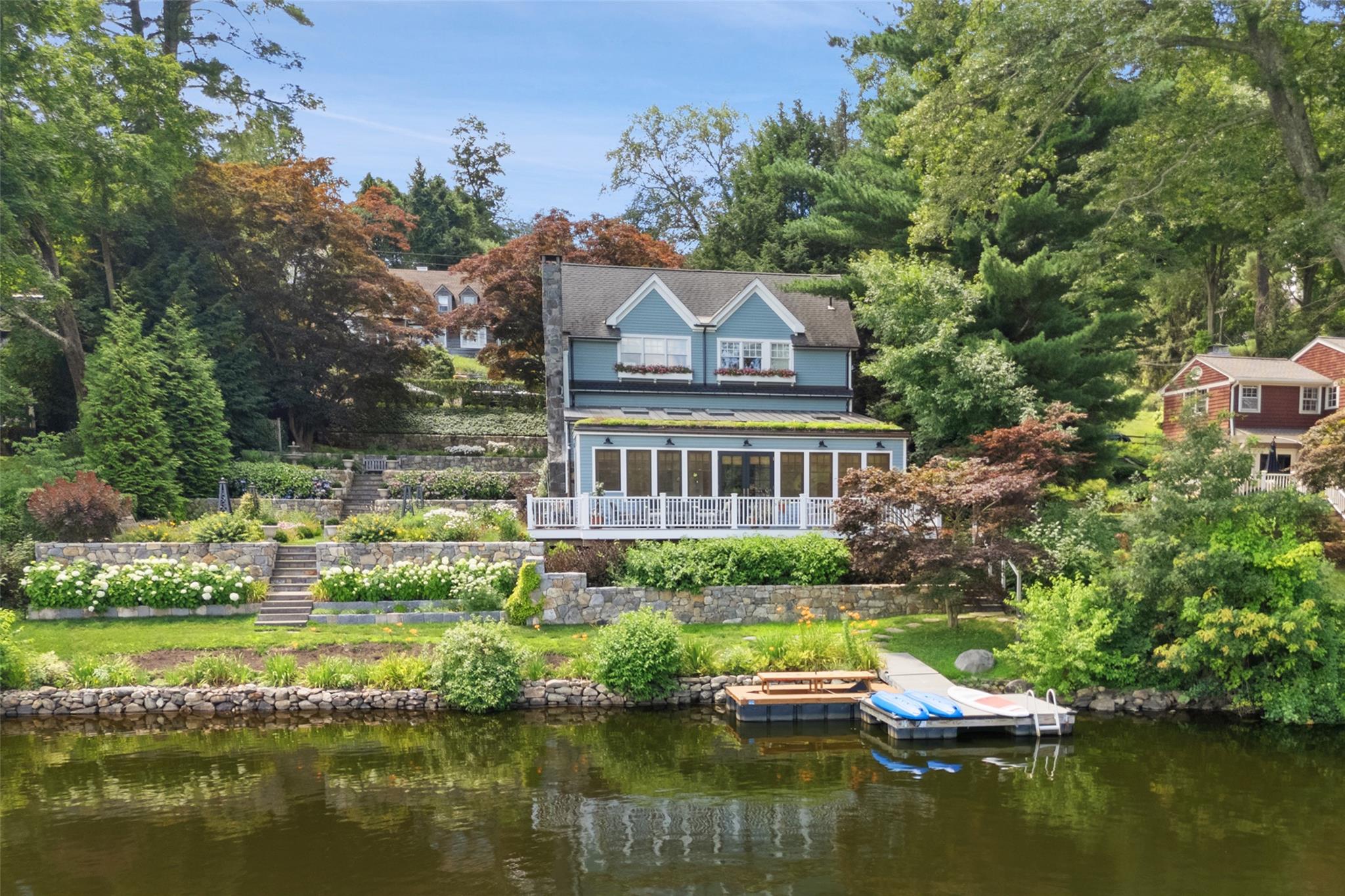 Spectacular Lakefront Jewel. Stunning Lakehouse in a breathtaking wate...