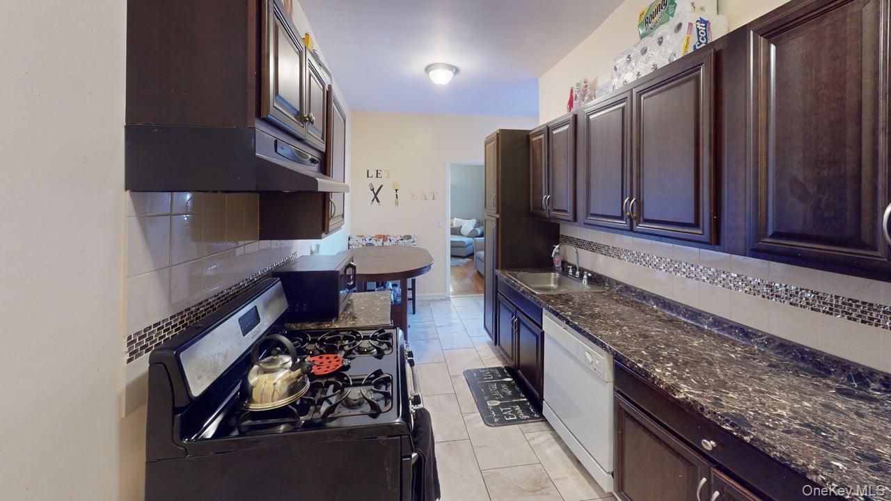 Spacious & Sunny Pre-War Coop – Prime Location Near Pelham! Welcome to...