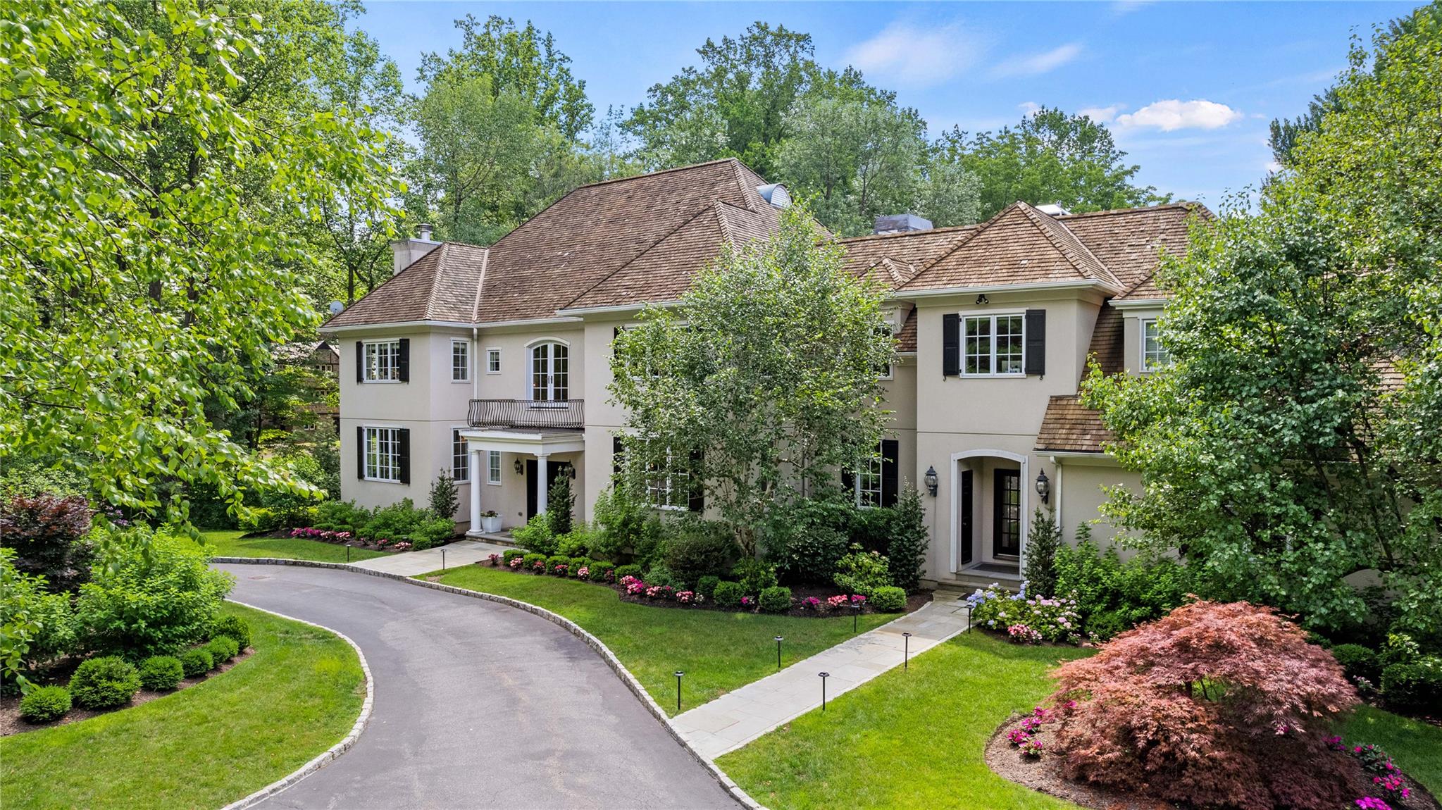 Welcome to this stunning furnished 1999 Colonial situated on 2 picture...