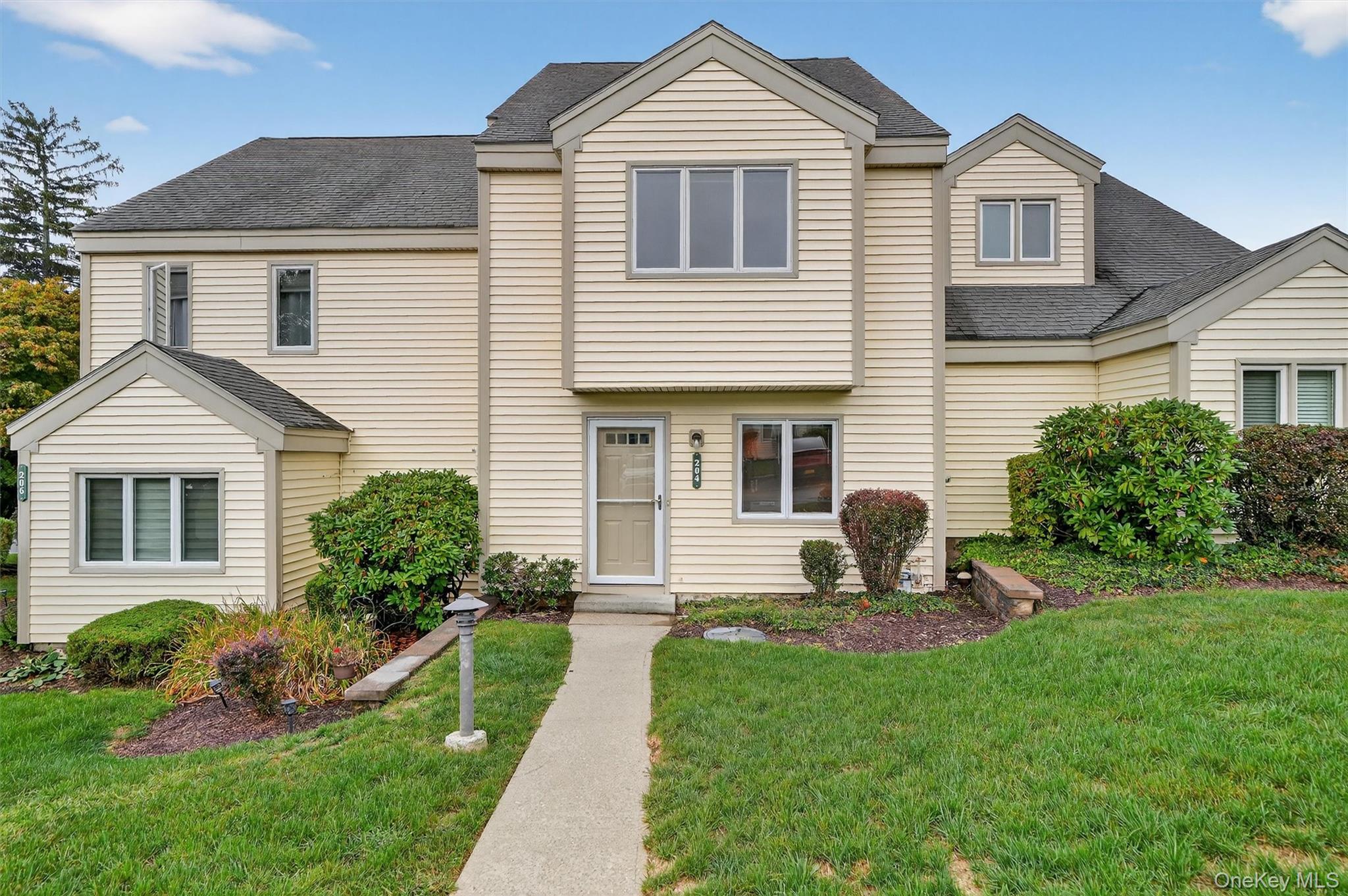 Located in the serene and sought-after Chapel Hill condominium communi...