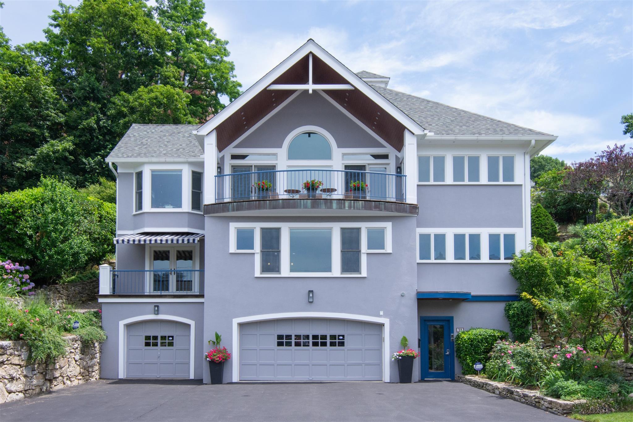 Modern and spacious 2 bedroom, 2 full bath condo apartment in Dobbs Fe...