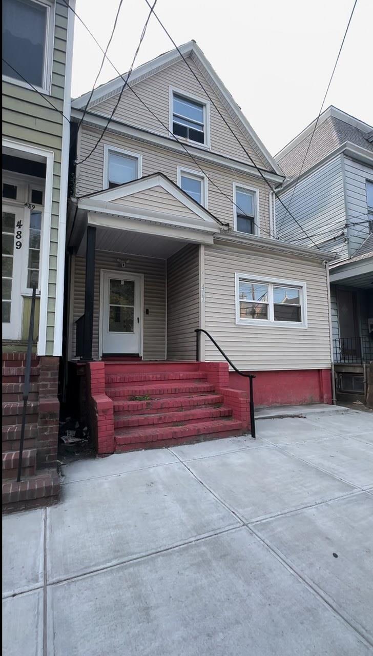 Come see for yourself this cozy 3 bedroom apartment in a accessible se...