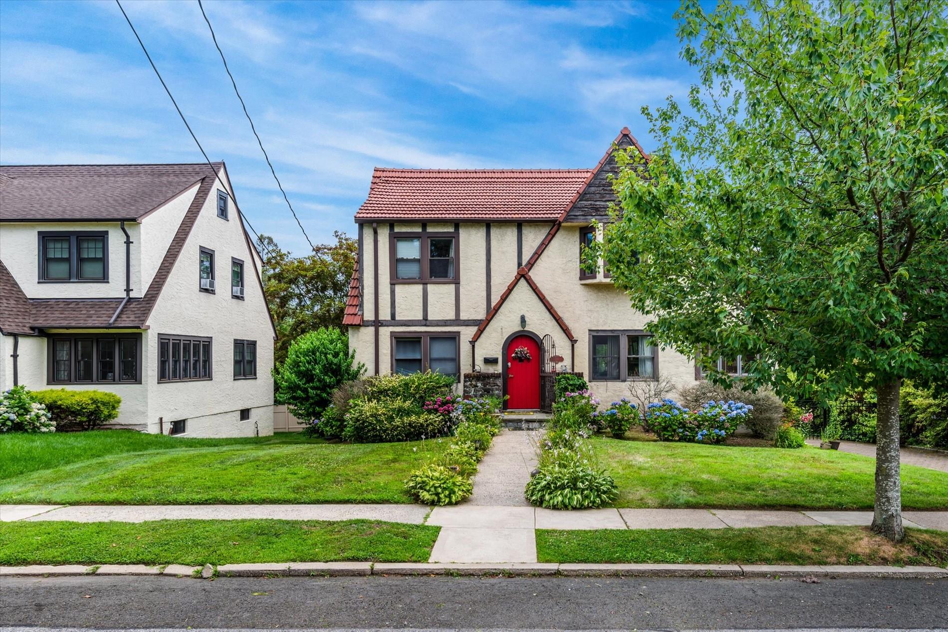 Welcome to 118 Carver Terrace (legal address is 112 Carver Terrace) ,...