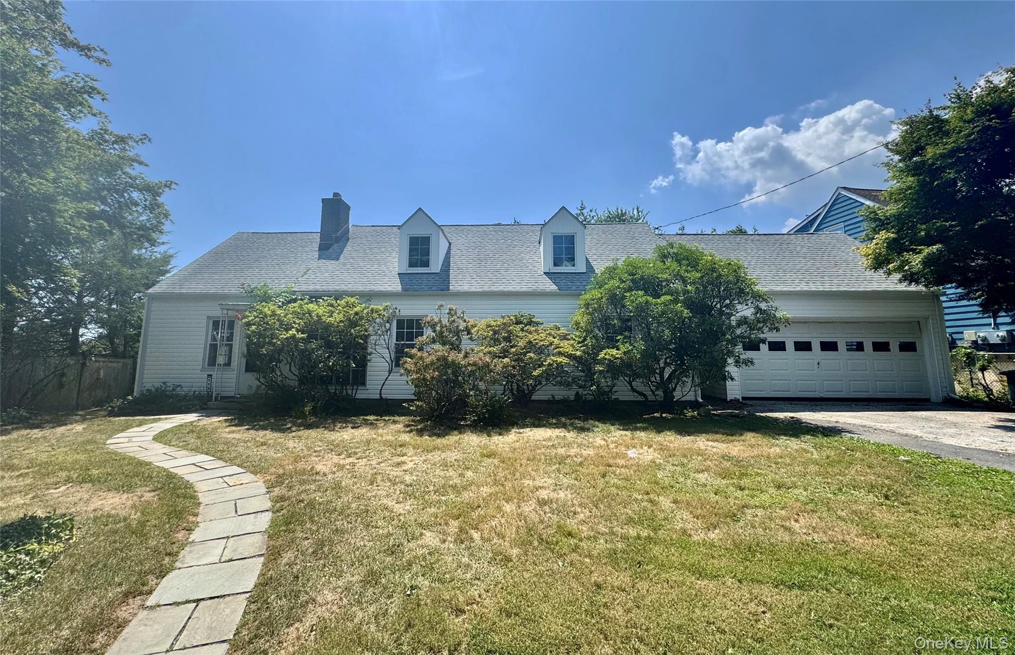 Rare Renovation Project in Sought-After Mamaroneck. Calling all contra...