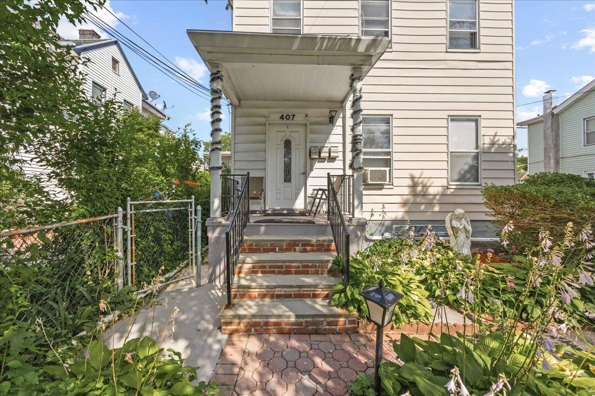 Welcome to 407 N Macquesten Pkwy, a well-maintained 2 bedroom, 1 bathr...