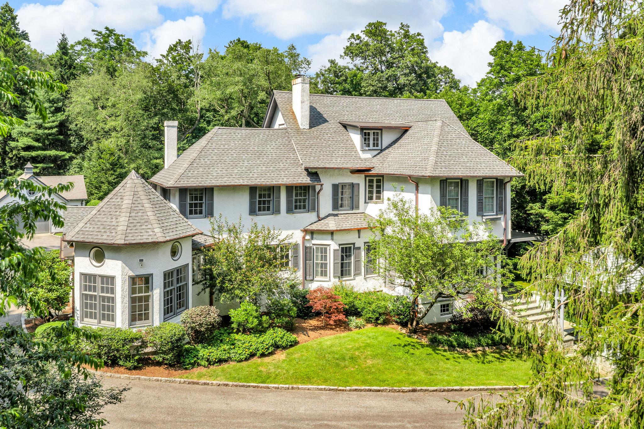 Timeless elegance meets modern comfort in this enchanting 1901 hunting...