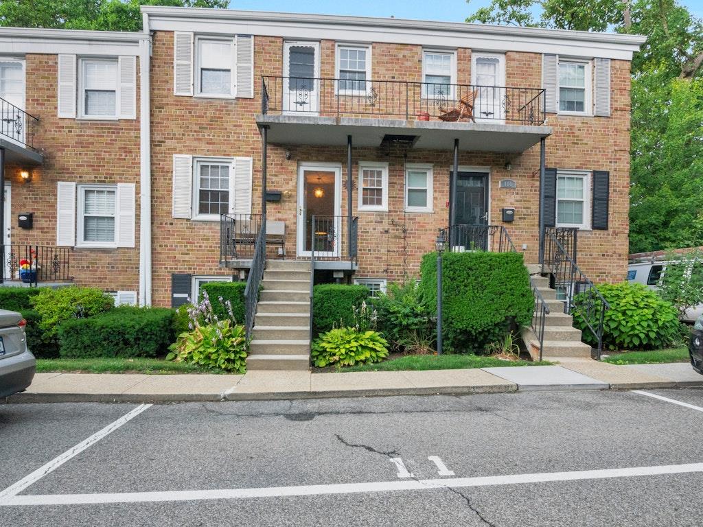 Bronxville PO/Yonkers - OPPORTUNITY KNOCKS!!!!  3BR,1 1/2Bath Duplex 3...