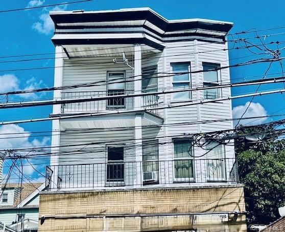 Convenient location for a one bedroom/Studio apartment on third floor....