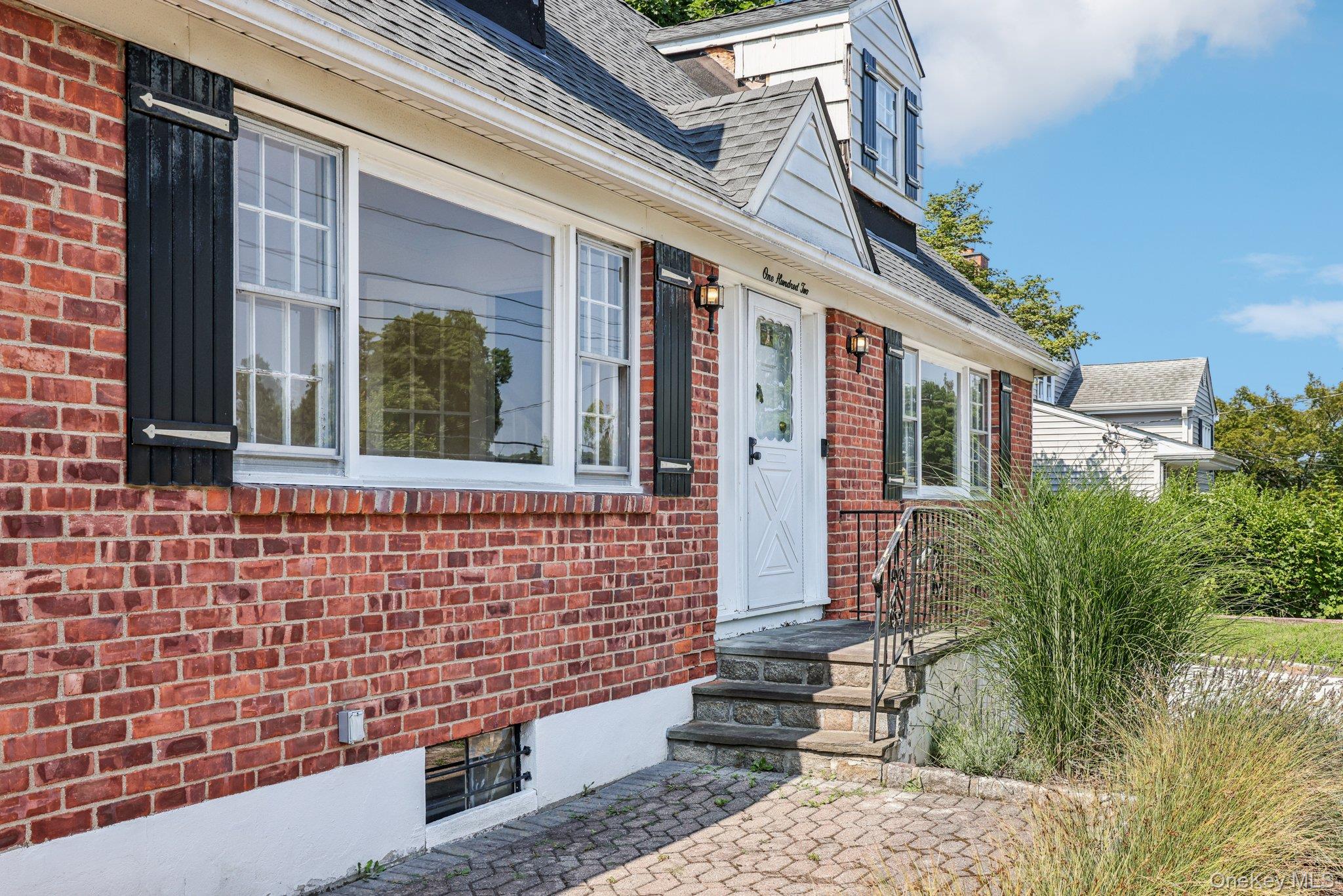 Location is the key to this front door!! A short walk to Scarsdale Vil...