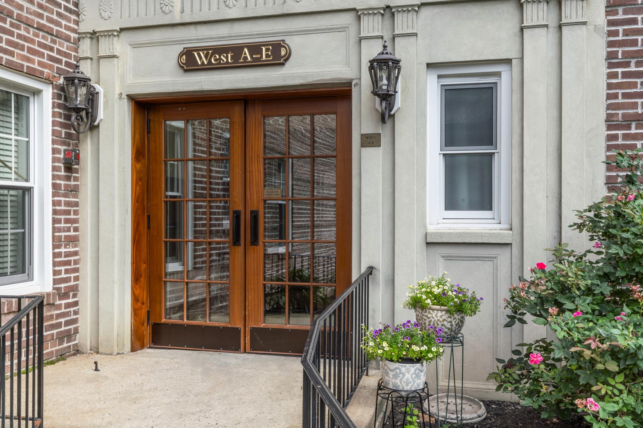 Conveniently located in Tarrytown, you are a stone throw away from Met...