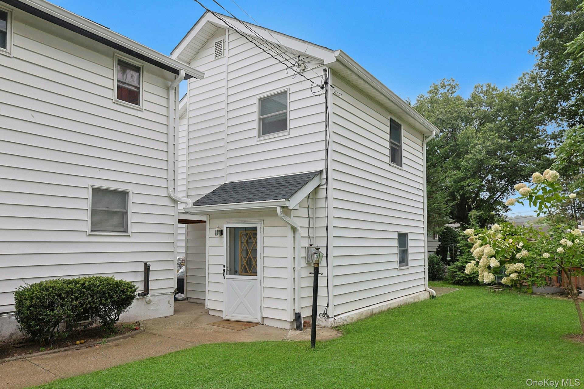 This cottage is an absolute dream. Enter into a nice size eat in kitch...