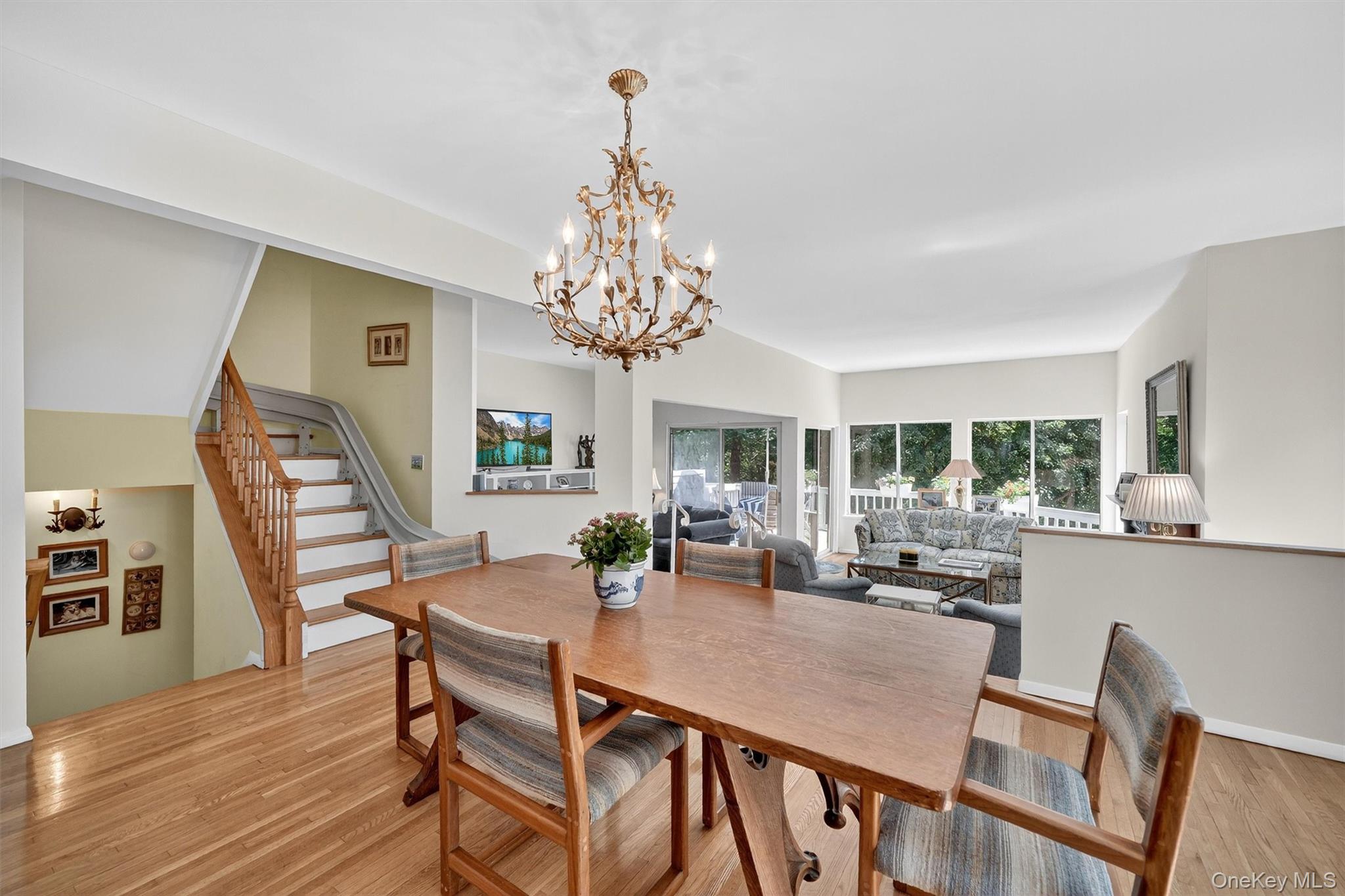 A RARE 3 BEDROOM END UNIT TRI-PLIX WITH LOW TAXES! Price per square fo...