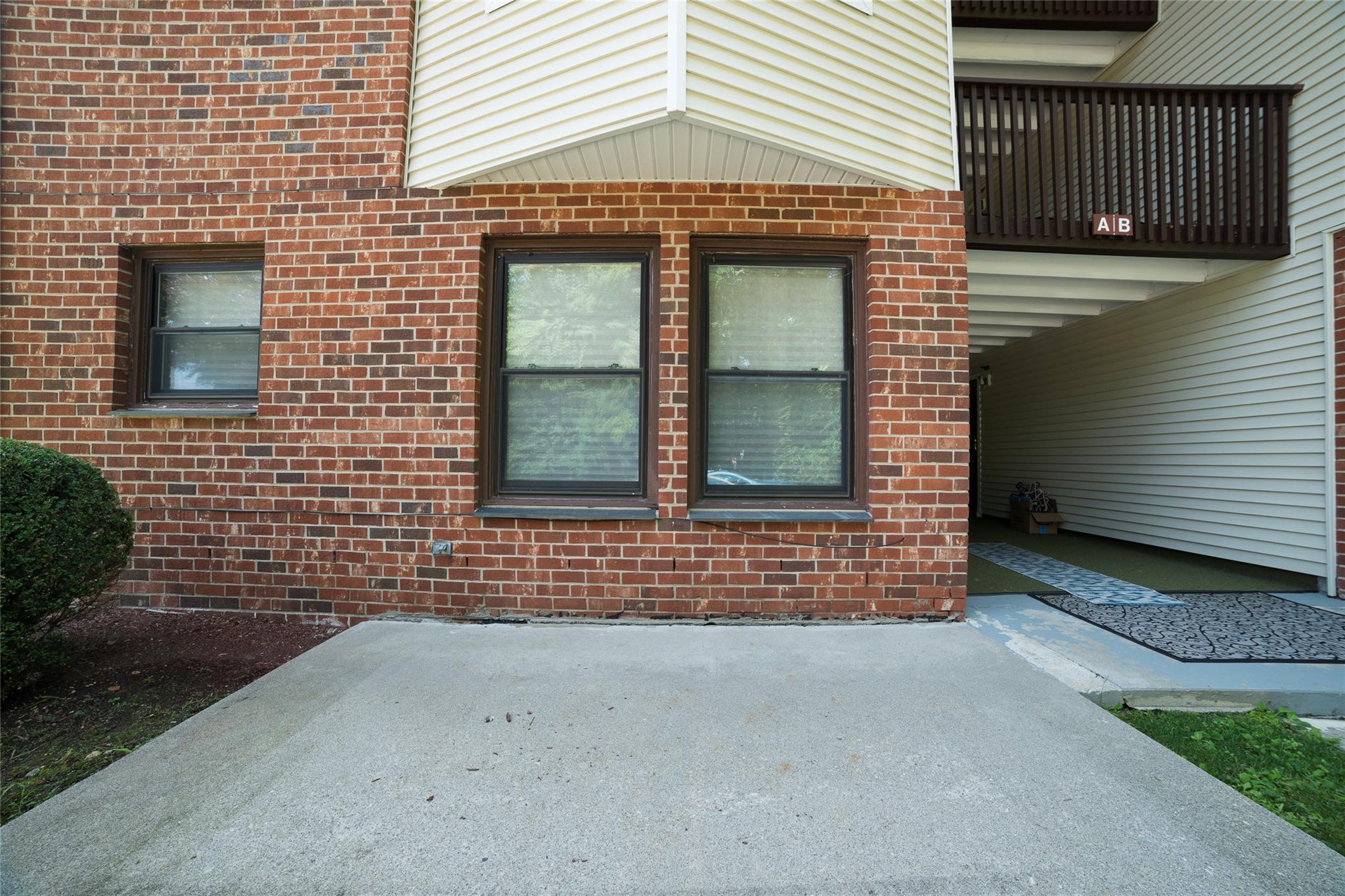 Move right into this well-maintained unit in the Jefferson Village 55+...