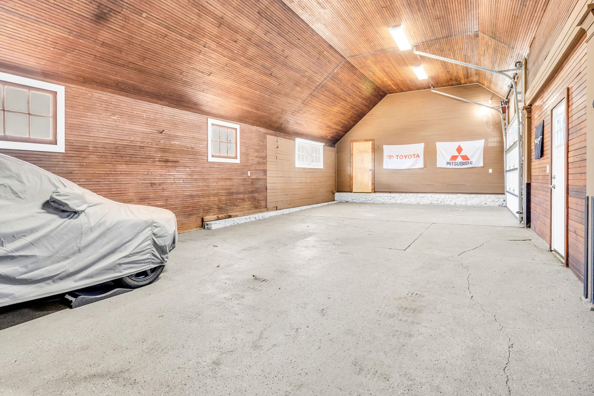 Centrally Located Garage for Rent! Discover the ideal space for auto d...