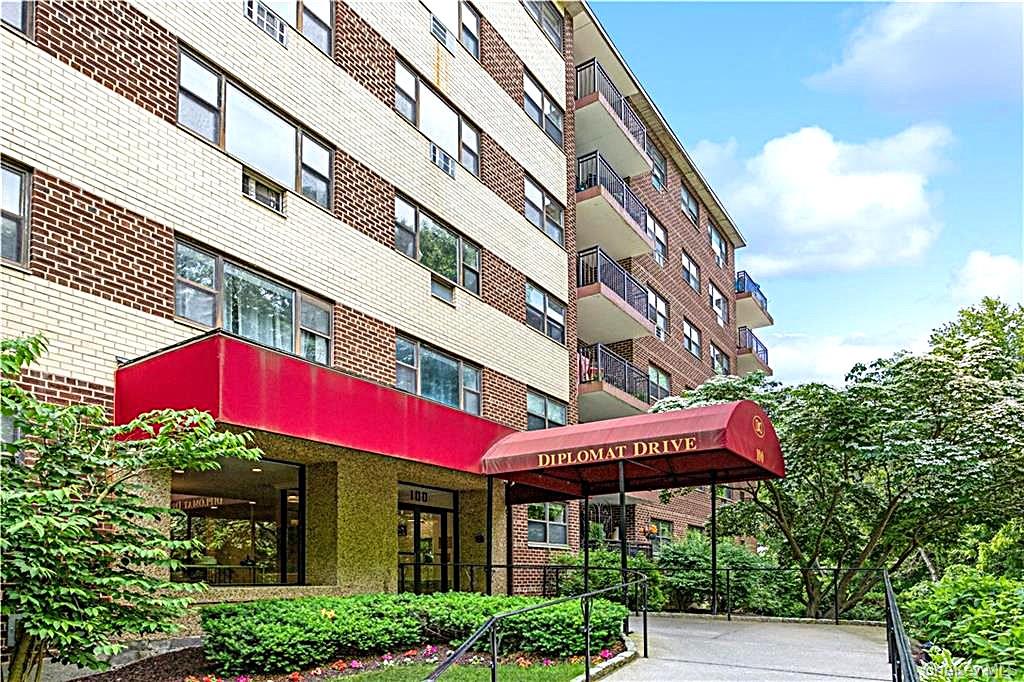Welcome to Diplomat Towers! A commuter's dream in the heart of Mount K...