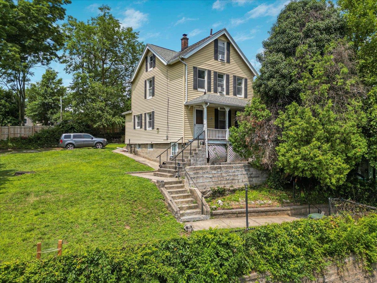 Charming & Spacious Home in Prime White Plains Location!

Welcome to 2...