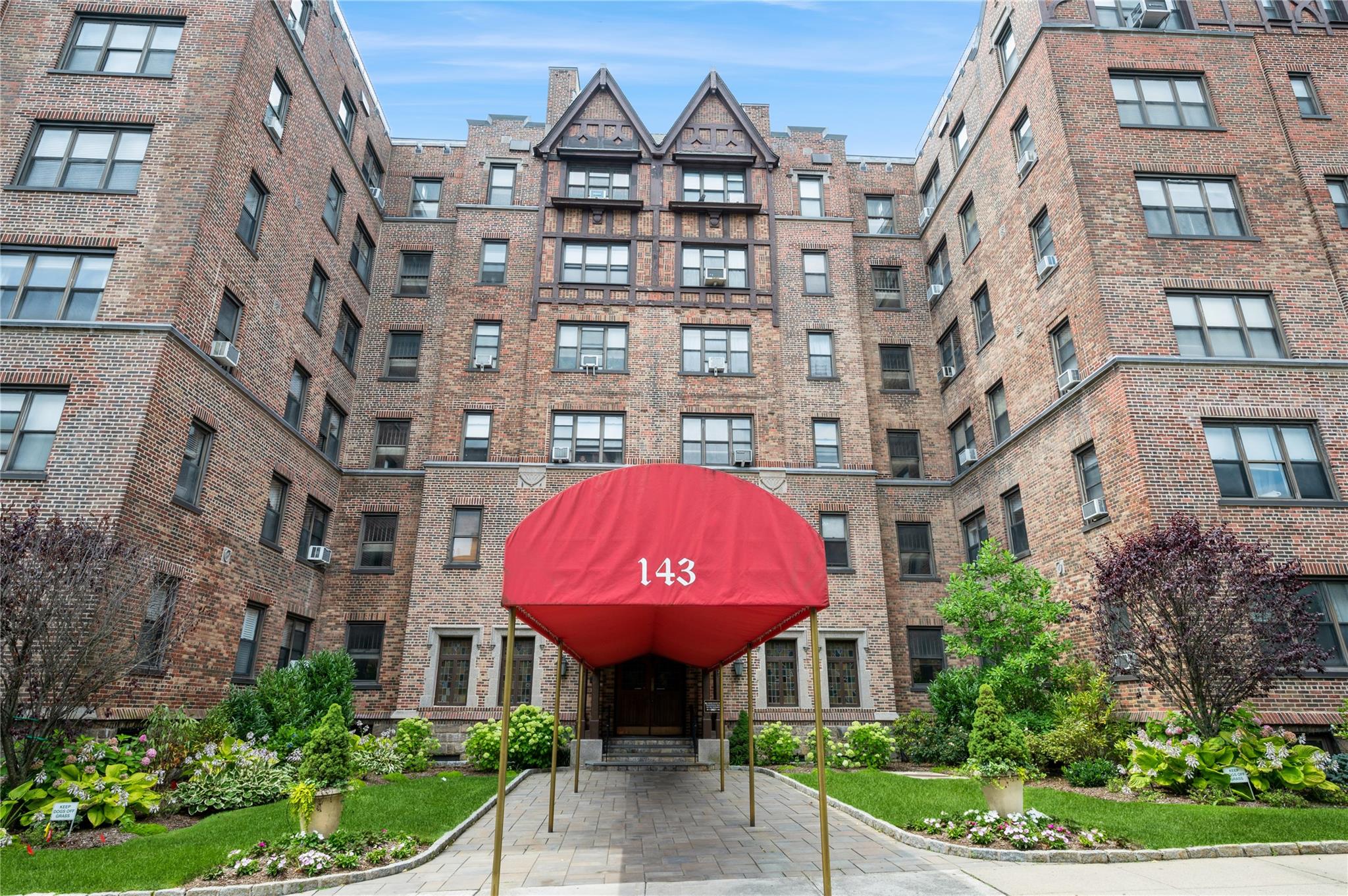 Commuters Delight. Lovely well maintained building with large outdoor...