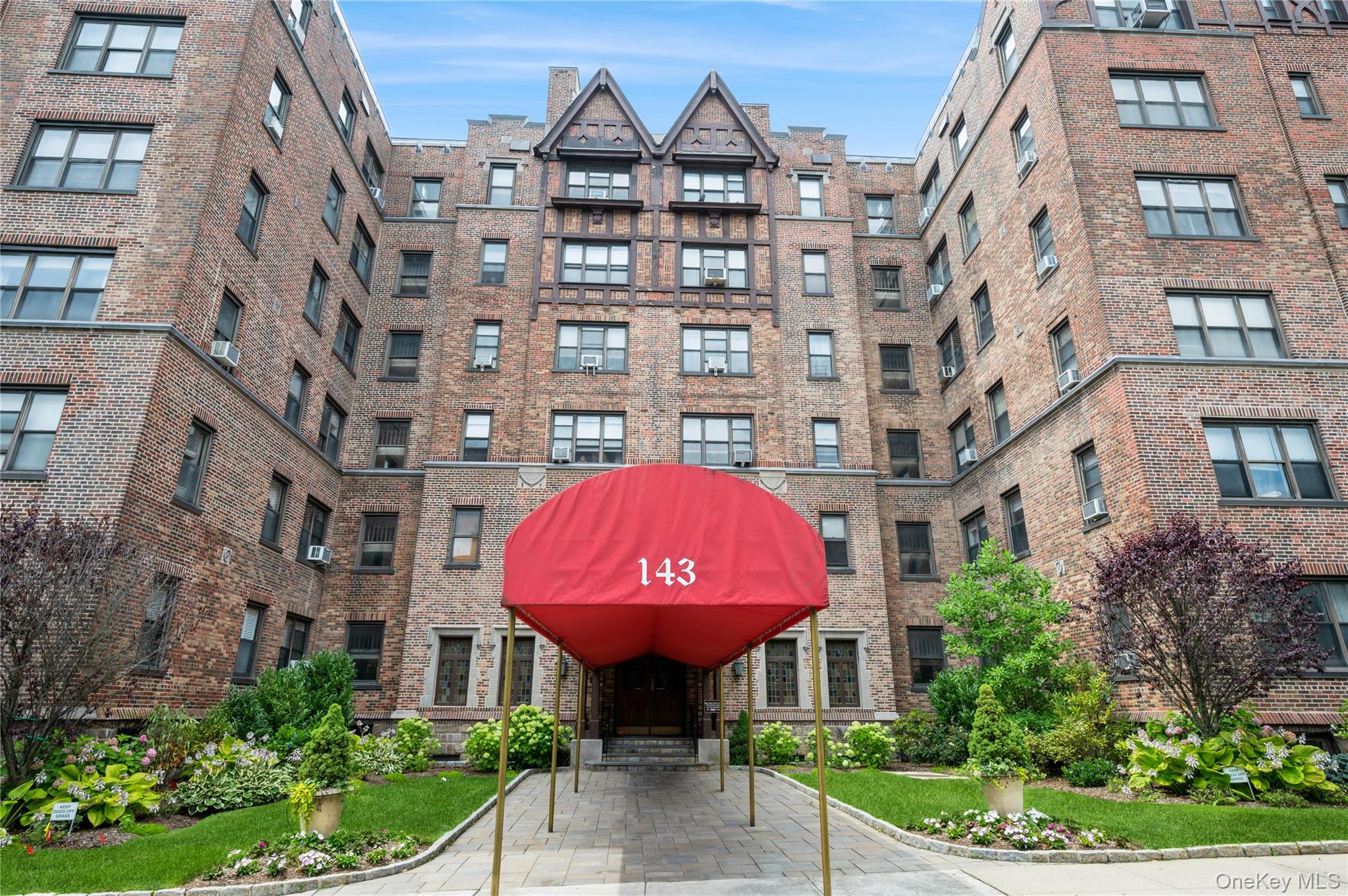 Commuters Delight. Lovely well maintained building with large outdoor...