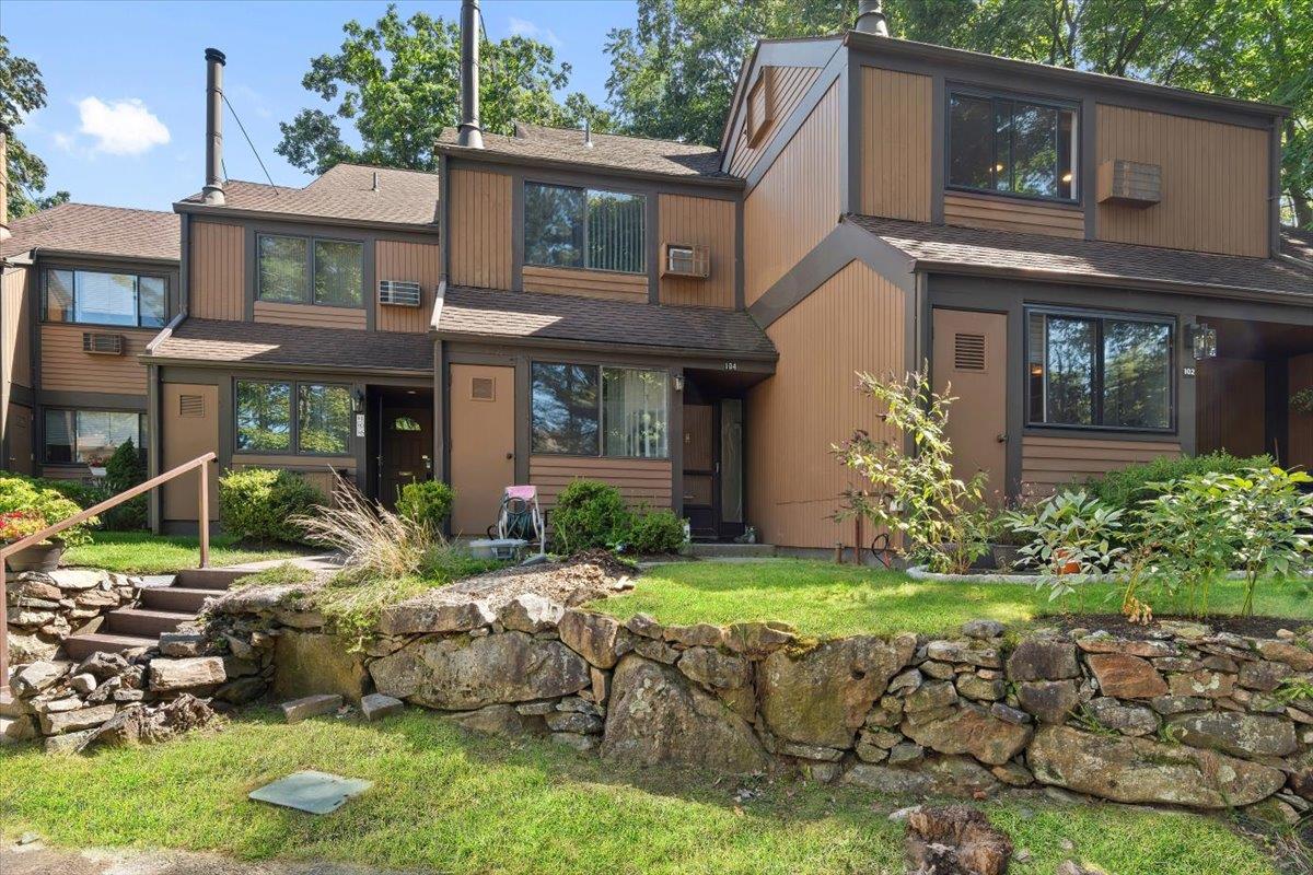 This lovely 2-Bedroom townhome, with an additional loft and 2.5 Bathro...