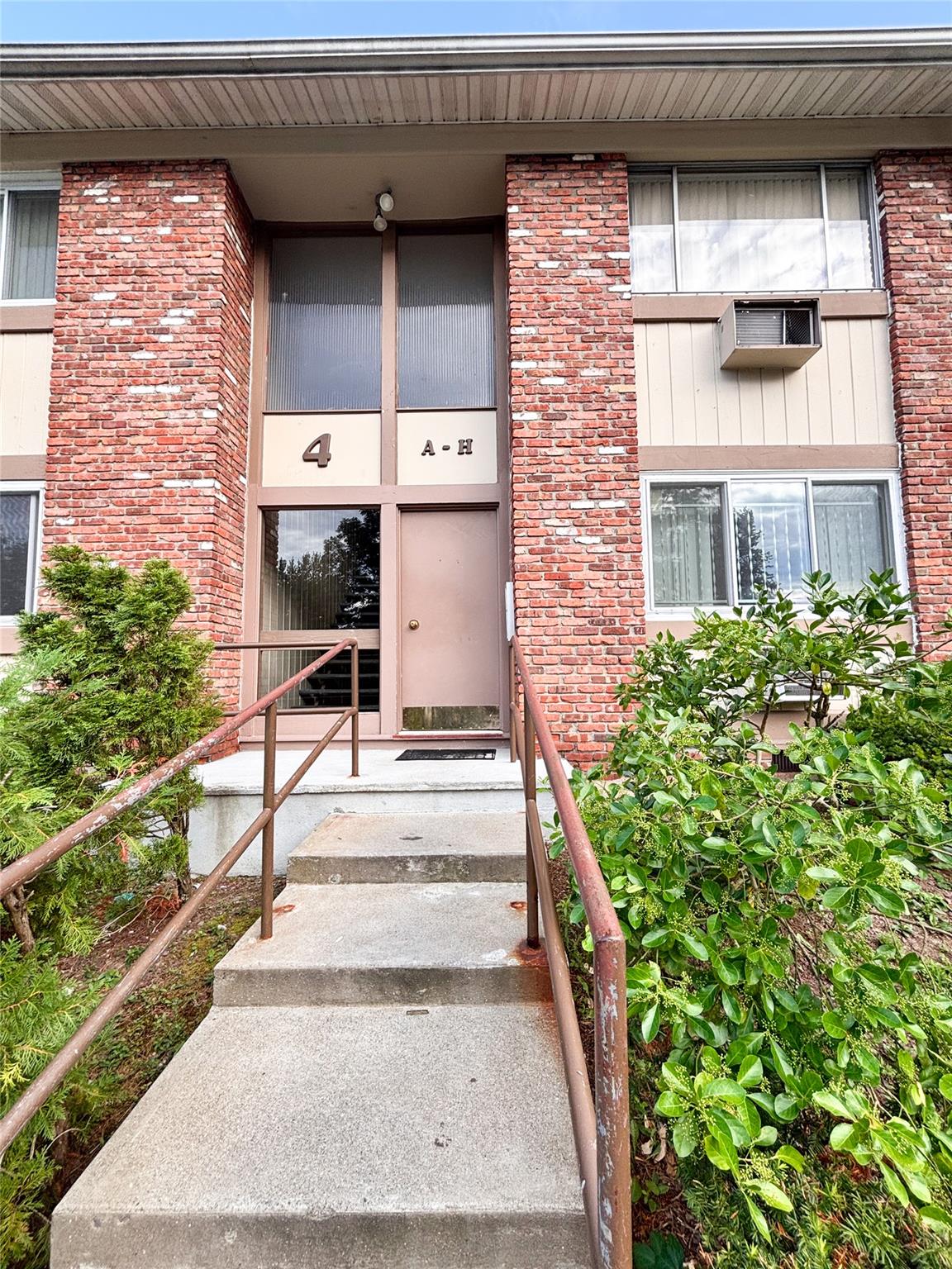 Welcome to this spacious and sunlit 1-bedroom, 1-bath garden-style con...