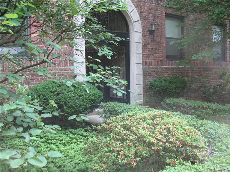 Totaly renovated, newly painted, light-filled, first floor, one bedroo...