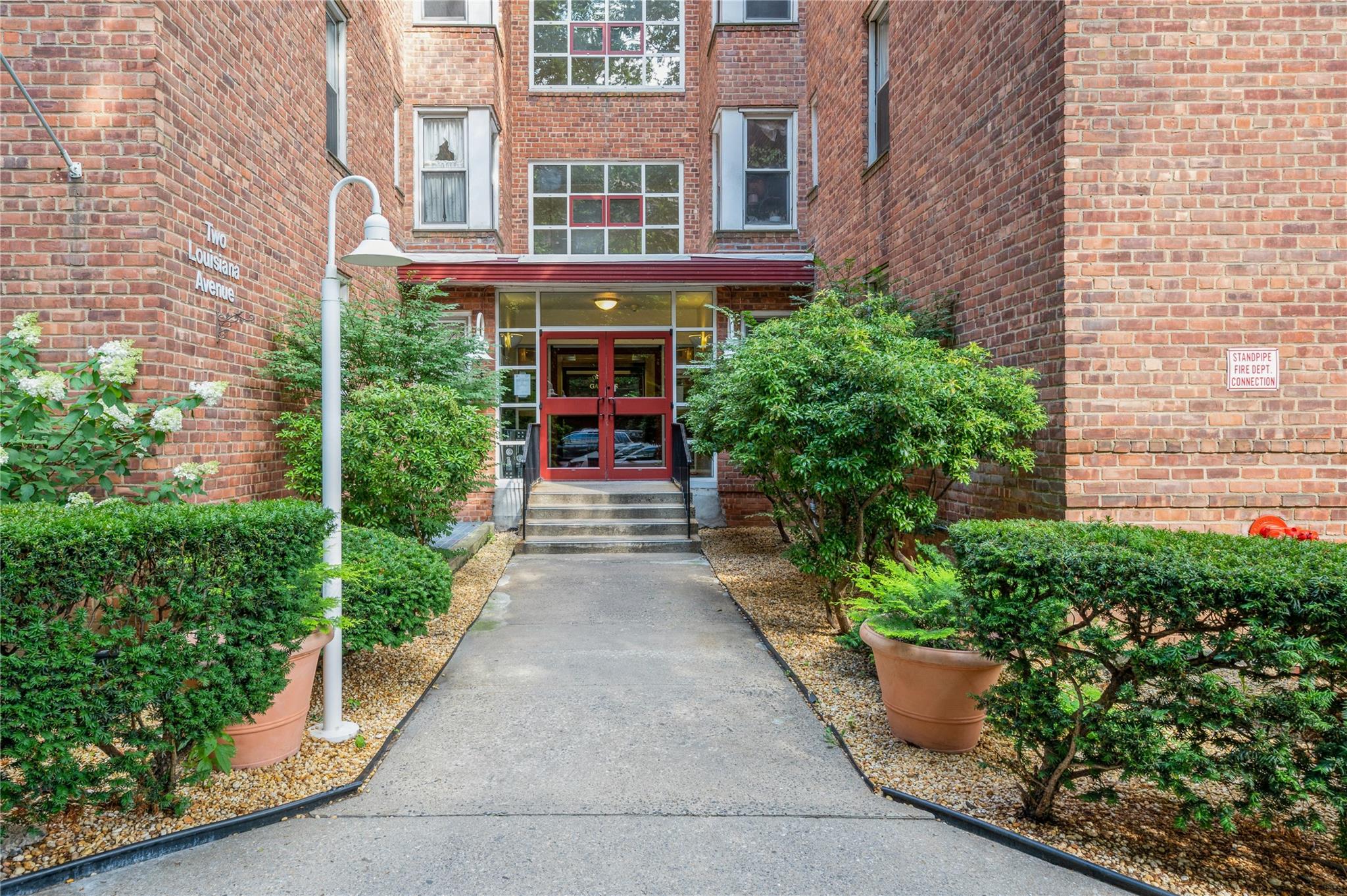 Charming 2-Bedroom Co-op in Bronxville PO with great potential in prim...