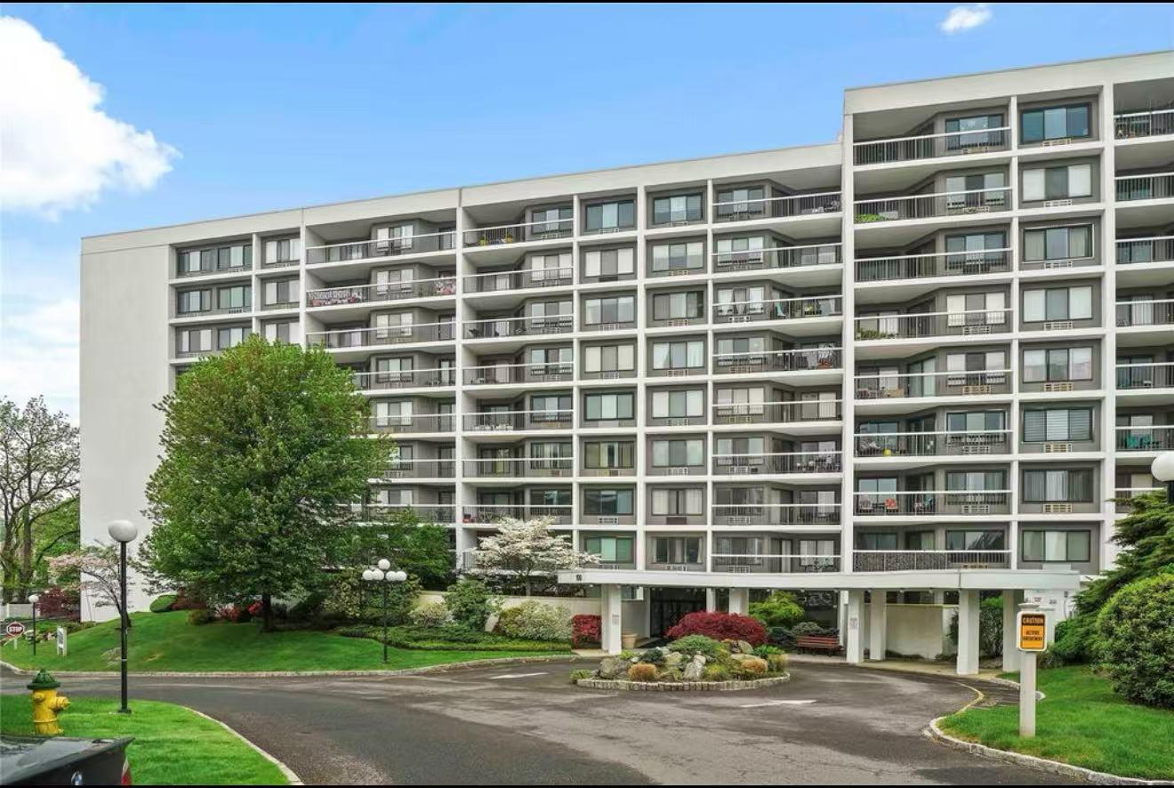 Welcome to this amazing view free  one bedroom ,it’s on the fifth floo...