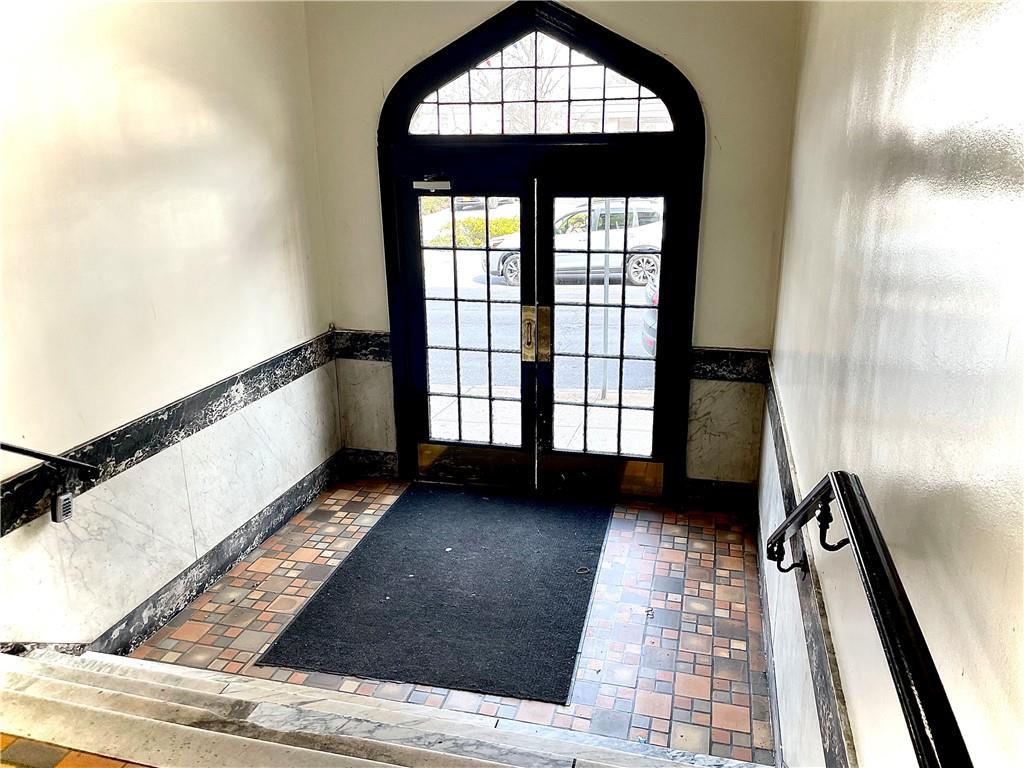 Perfect 1 bedroom location in the heart of the Village of Pelham.
Hard...