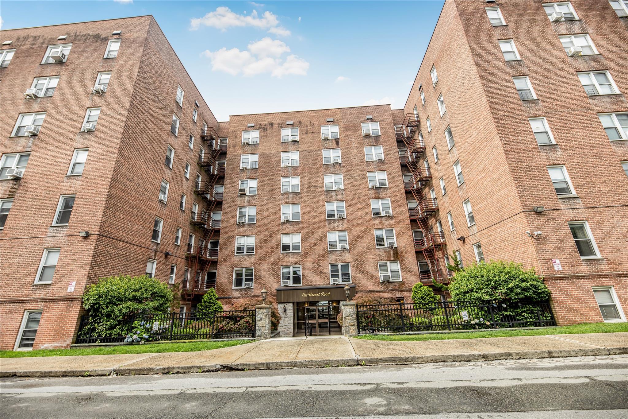 Spacious  2 bedroom with excellent layout. Modern kitchen, large dinin...
