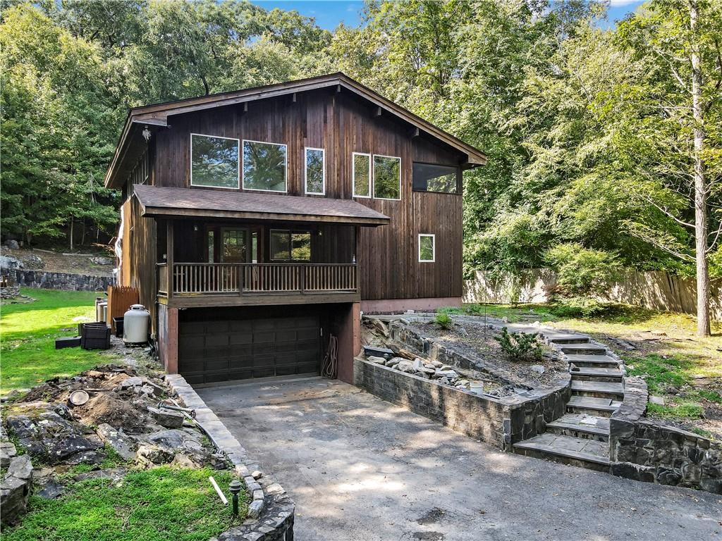 Enjoy a perfect weekend escape or year round lake living! This contemp...