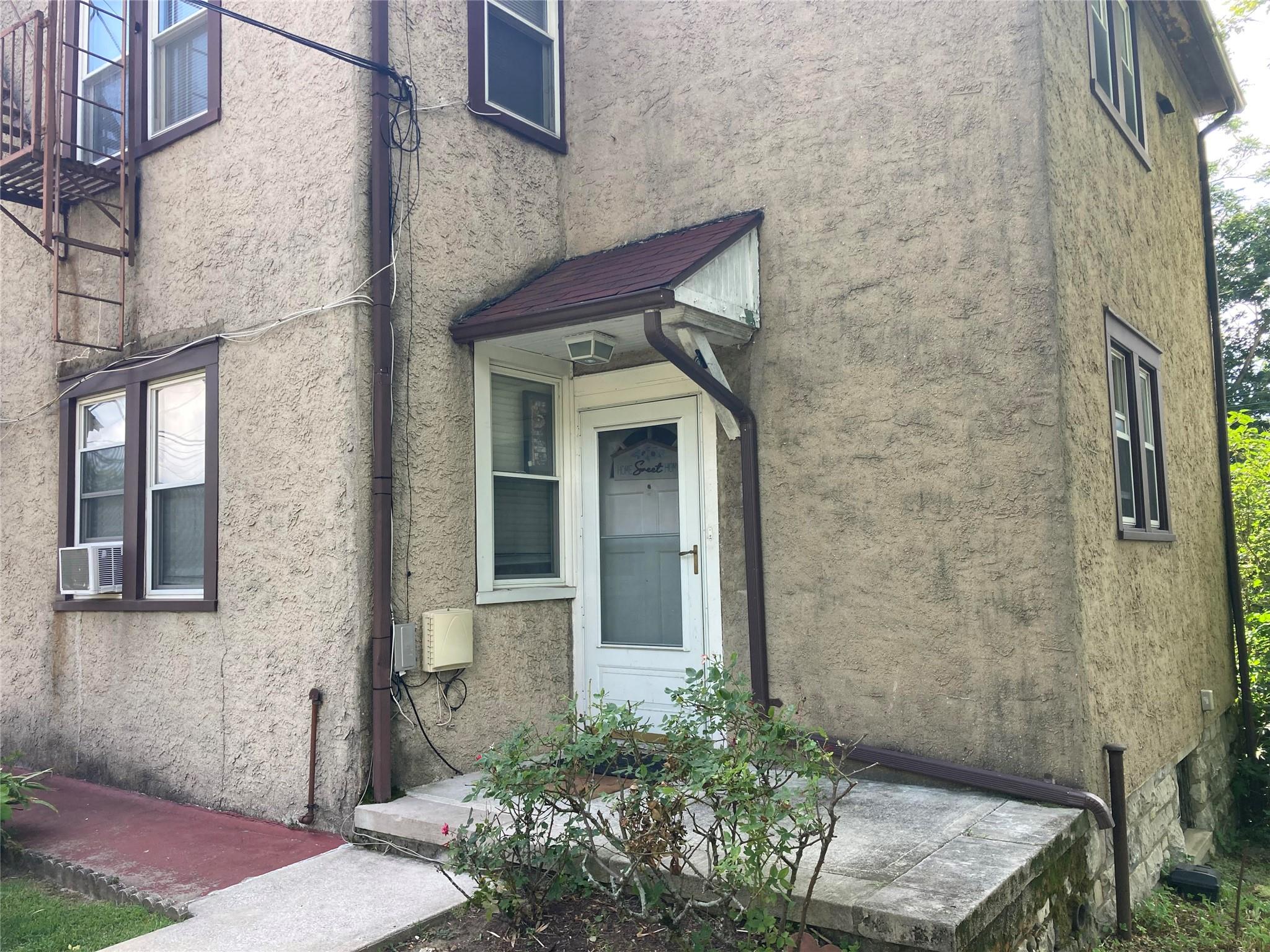 Great chance to nab this charming co op for easy living! 1 bedroom, 1...