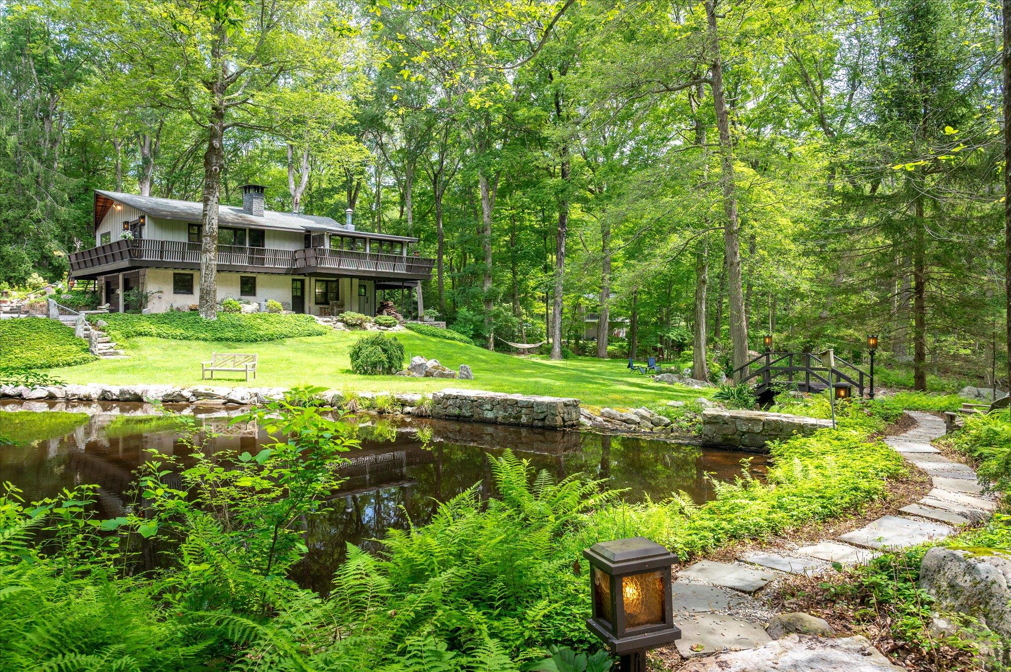 Modern Rustic Retreat with Wraparound Views & Water Features
Welcome t...