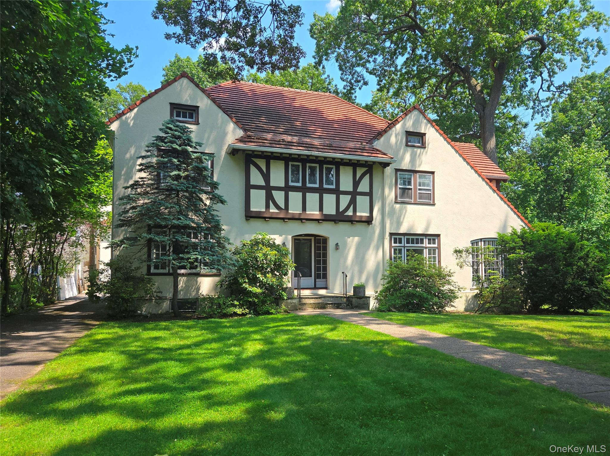 Leave the city without leaving the city! This stately Pelham Heights h...