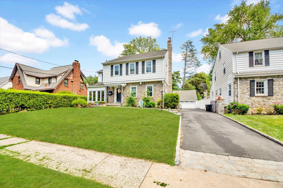 Nestled in the heart of the prestigious Lincoln Park neighborhood of Y...