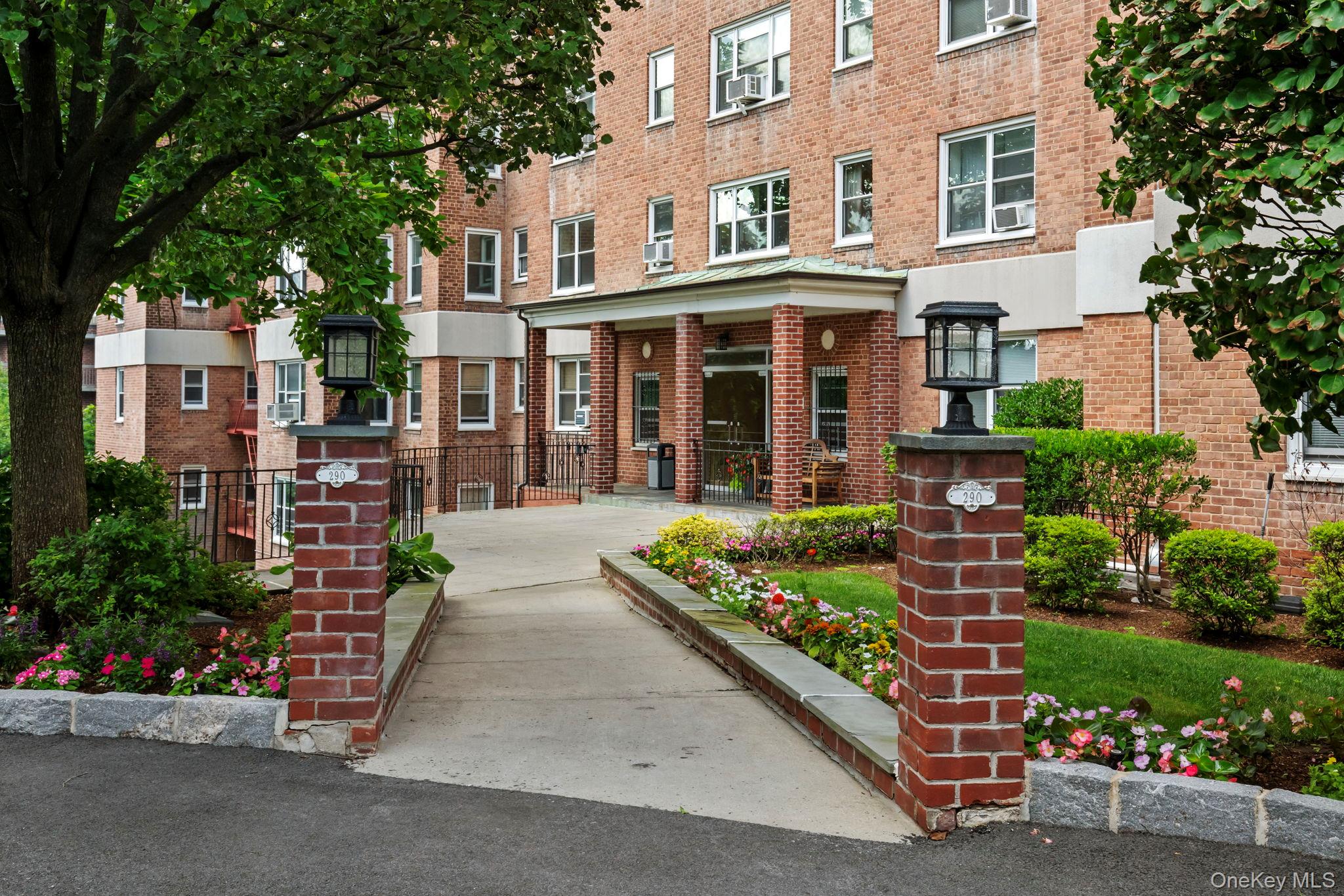 PARKING, PARKING, PARKING! Welcome to Mayflower Gardens in the Desirab...