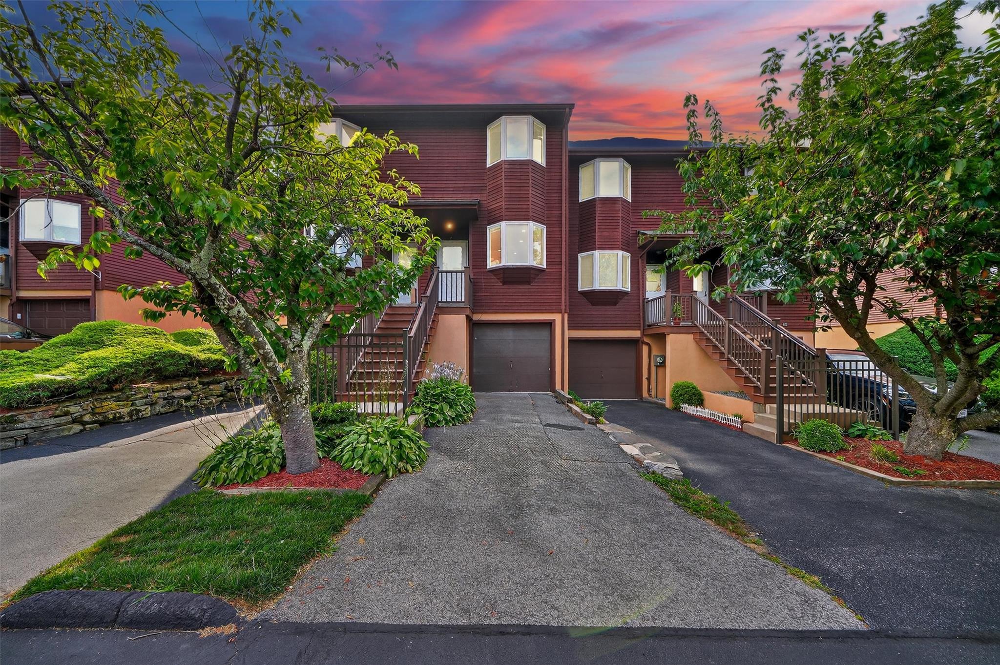 Welcome to 27 Knoll View a beautifully designed sun-filled townhome of...