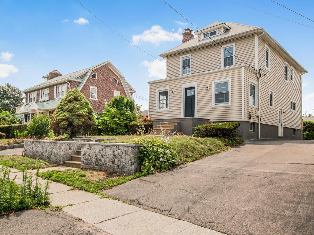 Welcome to this beautifully renovated single family in Dunwoodie secti...