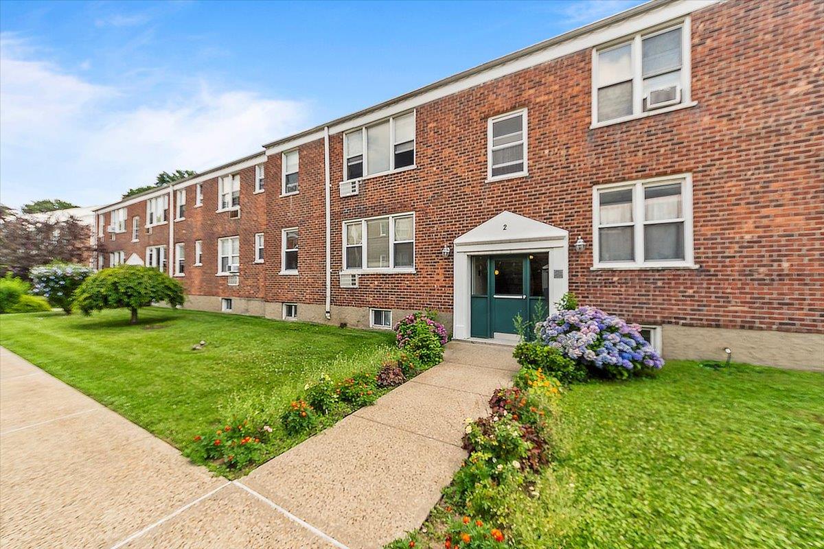 Spacious and bright 1-bedroom, 1-bath unit on the first floor featurin...