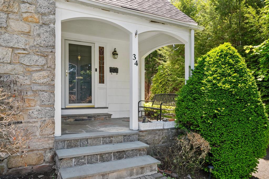 Welcome to 34 Helena Avenue — Where Charm Meets Functionality!
This mo...