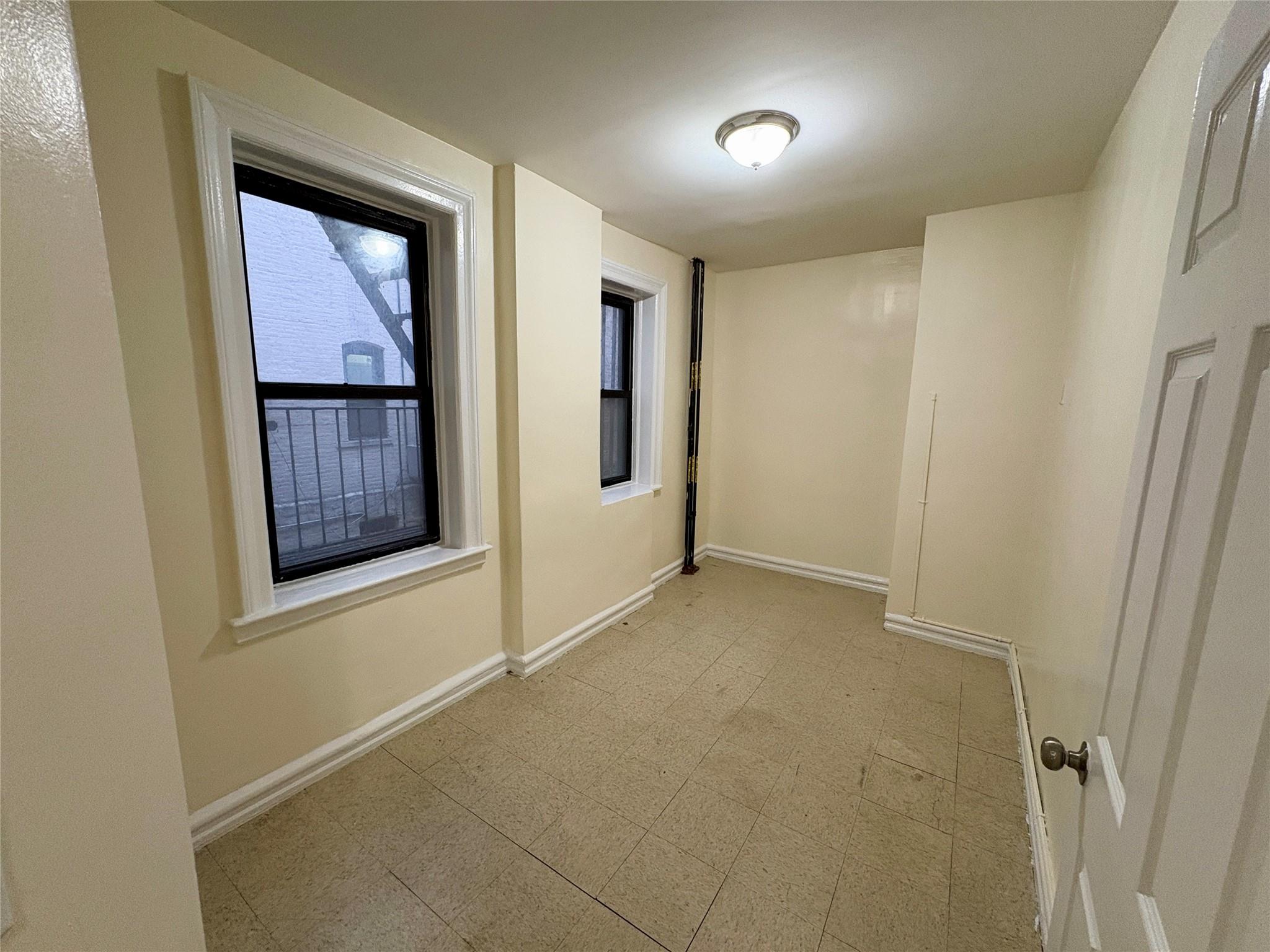 Basic 2-Bedroom Apartment for Rent in Yonkers Available NOW!

 Feature...