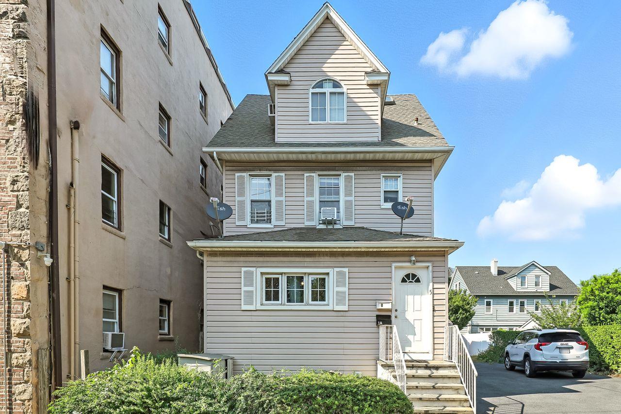 Exceptional  opportunity in Larchmont area for investor and owner- occ...