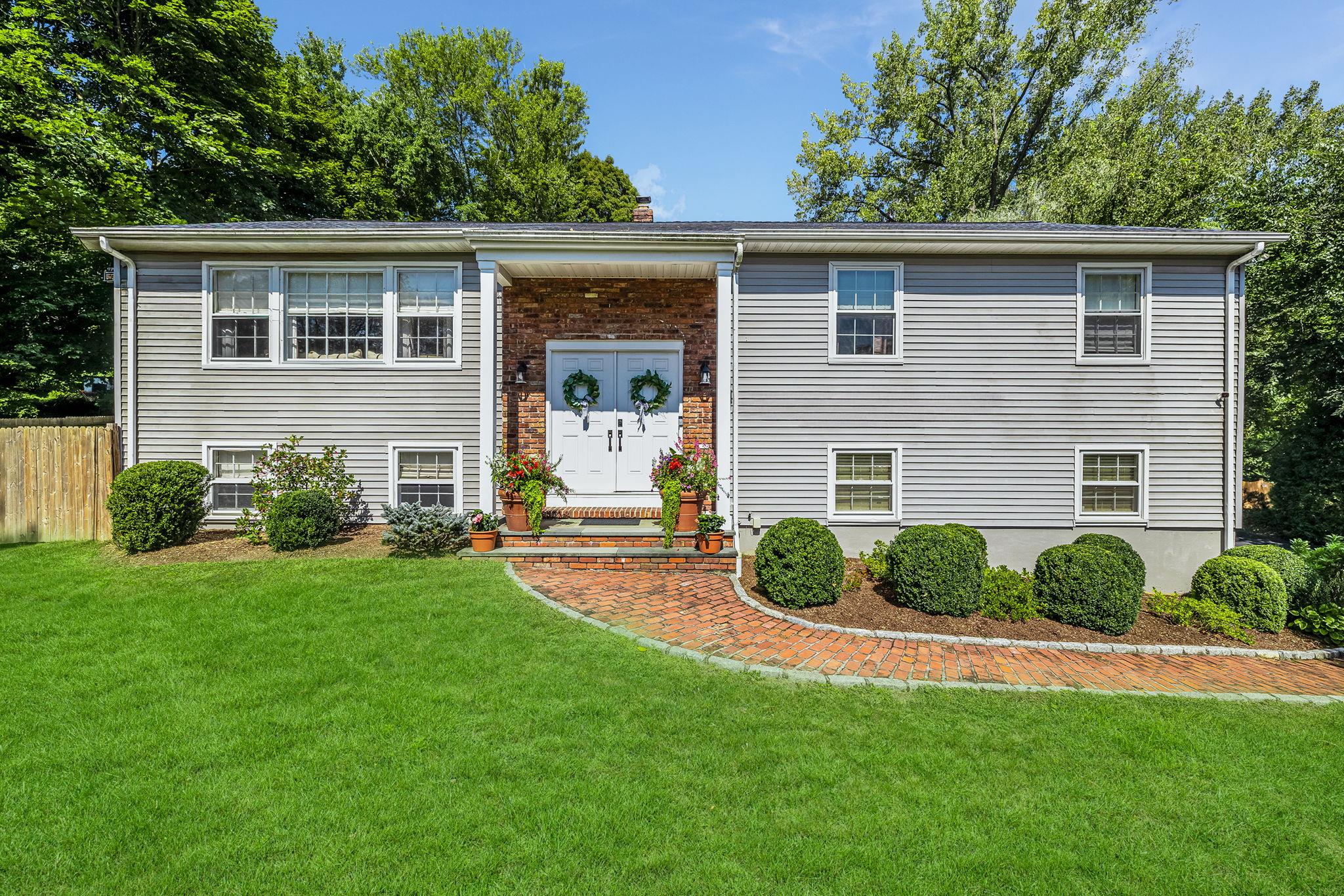 Bedford Hills: This beautifully maintained home offers the perfect ble...
