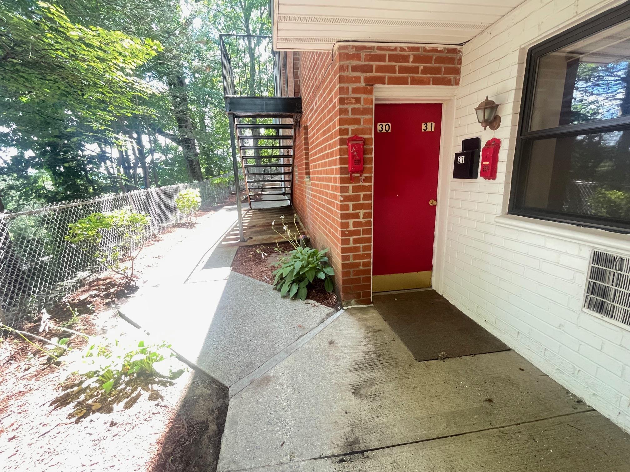 Cozy studio nestled away in Hartsdale. Quiet neighborhood, grounds are...