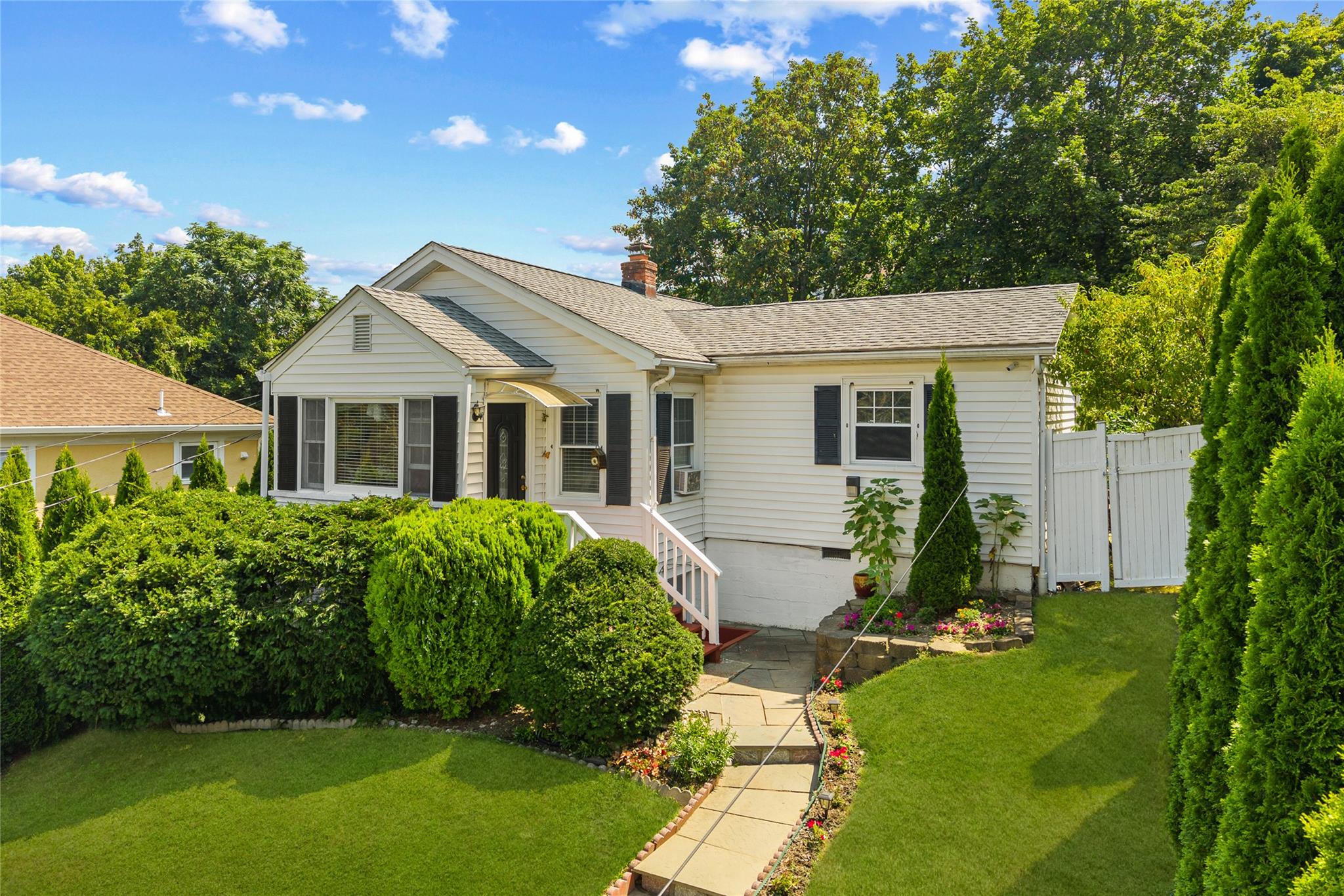 Charming Hilltop Retreat with Hudson River Views - Welcome to this sto...
